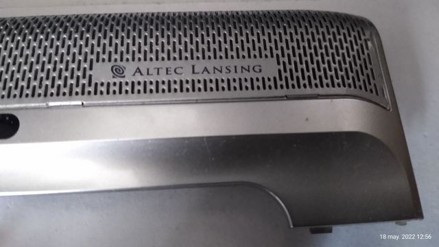 Pantalla, bisagras con agarre, barra sonido.