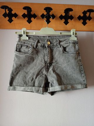Shorts tejanos grises de segunda mano por 5 EUR en Valls en WALLAPOP
