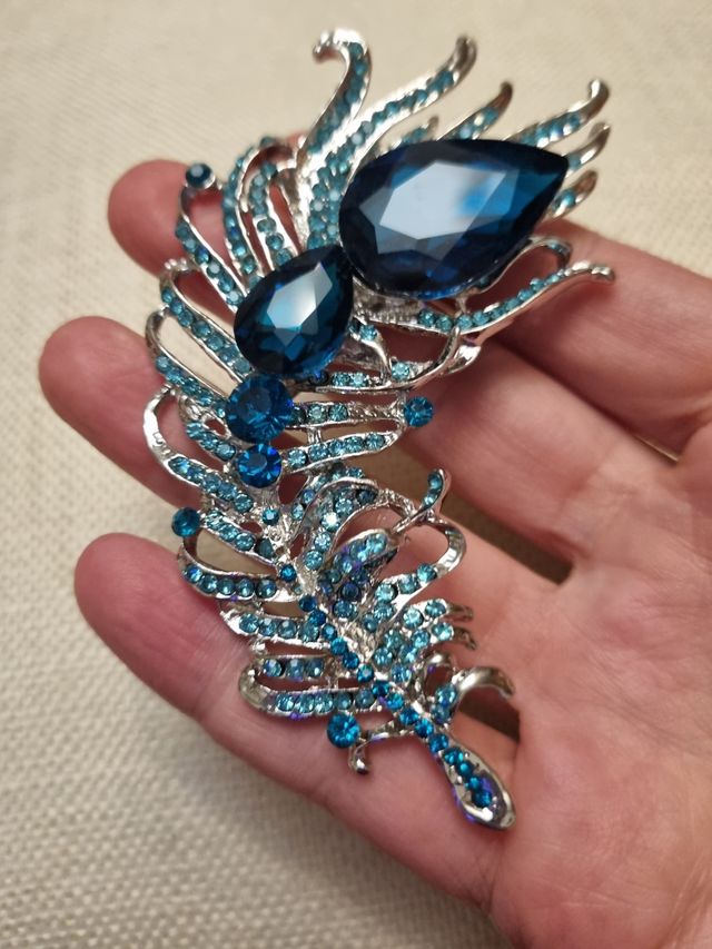 precioso broche en pedreria NUEVO