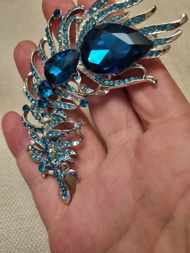 precioso broche en pedreria NUEVO