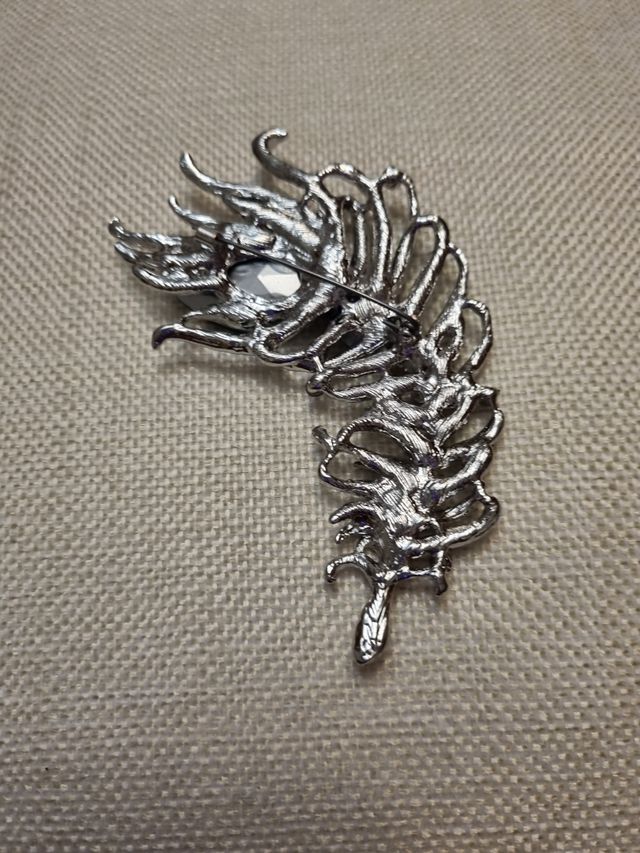 precioso broche en pedreria NUEVO