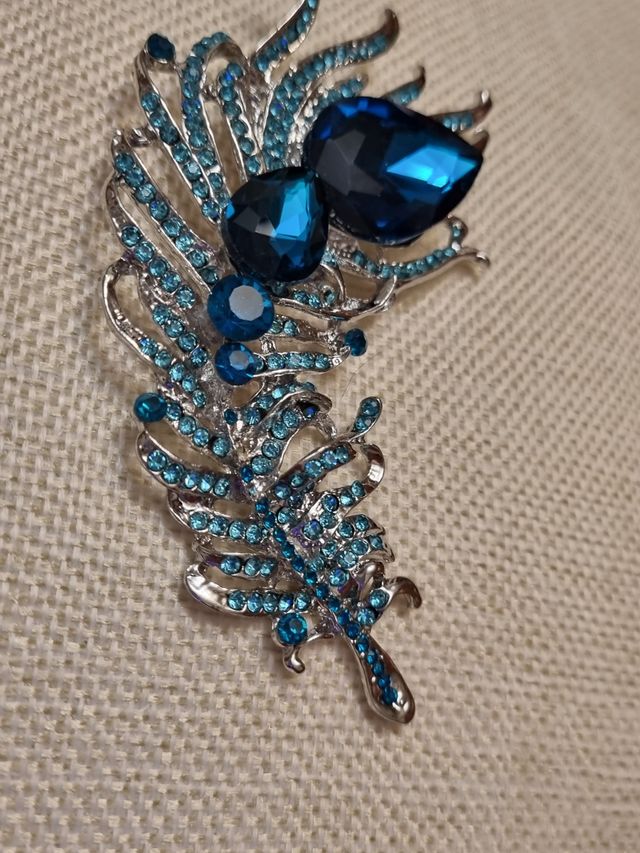 precioso broche en pedreria NUEVO