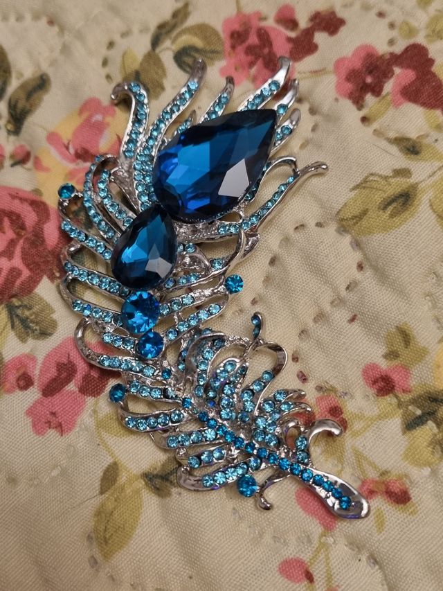 precioso broche en pedreria NUEVO