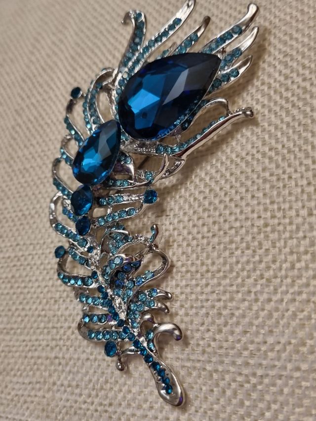 precioso broche en pedreria NUEVO