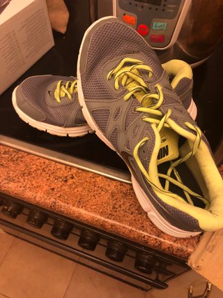 2 pares de zapatillas Nike número 41 de segunda mano por 10 EUR en Alcalá  de Henares en WALLAPOP