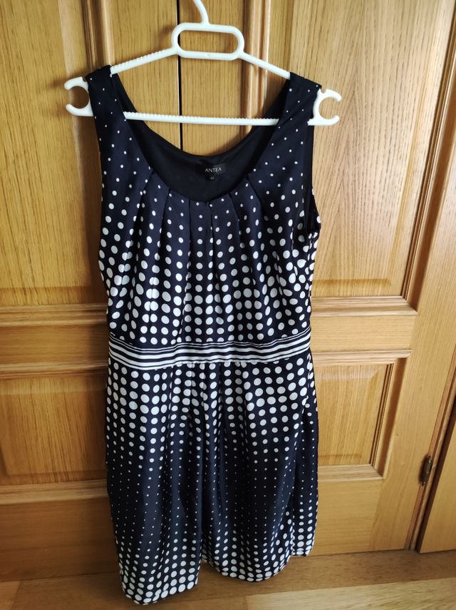 Vestido de lunares , como nuevo. Una puesta.