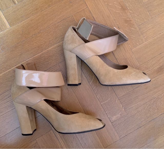 Zapatos de tacón color carmín