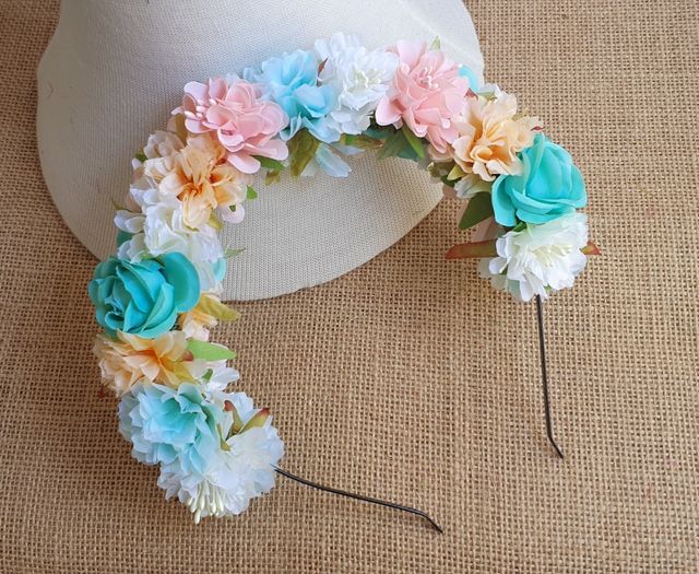 Corona flores salmón y verde agua