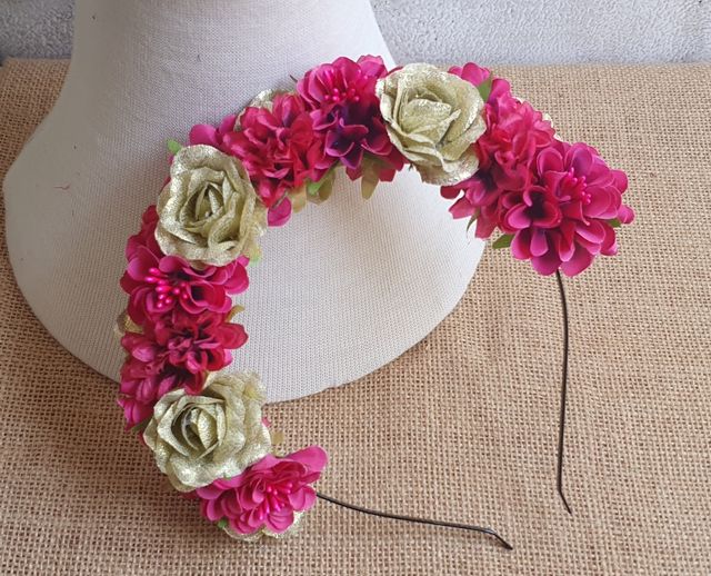 Corona de flores fucsia y dorado