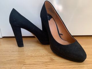 Tacones tipo salón negros de ante de segunda mano por 5 EUR en Navalcarnero  en WALLAPOP