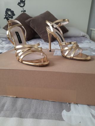 Sandalias doradas Zara de segunda mano por 12 EUR en La Felguera en WALLAPOP