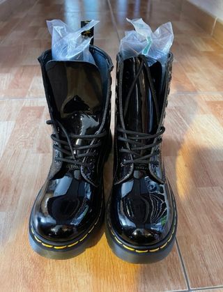 Botas Martens charol de segunda mano en WALLAPOP