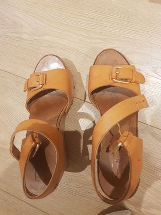 Sandalias cuña 36 de massimo dutti de segunda mano por 8 EUR en Santander  en WALLAPOP