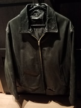 Chaqueta de cuero negra de segunda mano en Sevilla en WALLAPOP