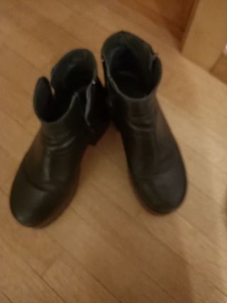 Botines un paso mas de segunda mano por 15 EUR en Barcelona en WALLAPOP