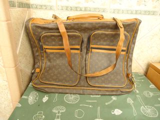 Bolso louis vuitton portatrajes o porta trajes pie de segunda mano en  Almensilla en WALLAPOP