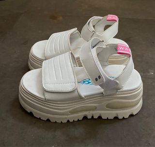 Sandalias chunky blancas de segunda mano por 18 EUR en Barcelona en WALLAPOP