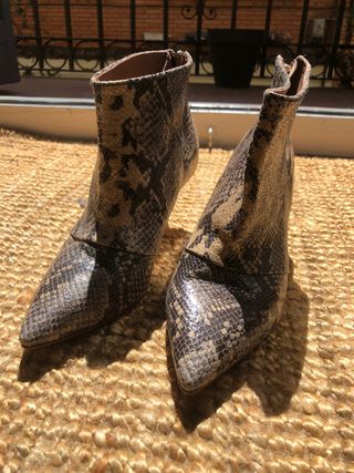 Botin animal print - Zara. Talla 38 de segunda mano por 25 EUR en Barcelona  en WALLAPOP