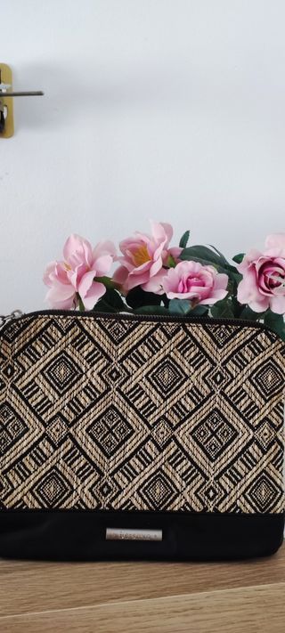 Bolso rafia con negro de Bershka de segunda mano por 8 EUR en Cártama en  WALLAPOP