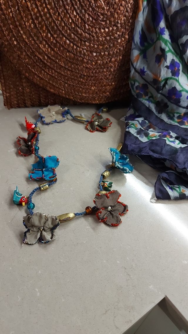 Collar con flores nuevo de tantrend