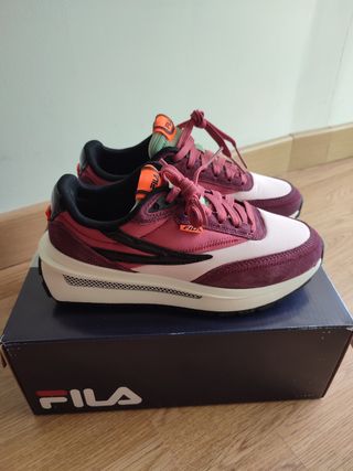 Zapatillas Fila granate talla 36 - 37 de segunda mano por 63 EUR en Burlada  en WALLAPOP