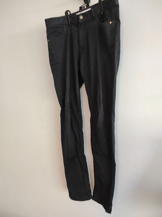 Pantalón Largo Negro Hombre Zara de segunda mano por 2 EUR en Sant Cugat  del Vallès en WALLAPOP
