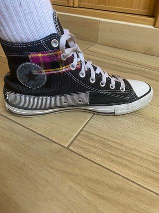 Converse morado y negro de segunda mano por 30 EUR en O Porriño en WALLAPOP