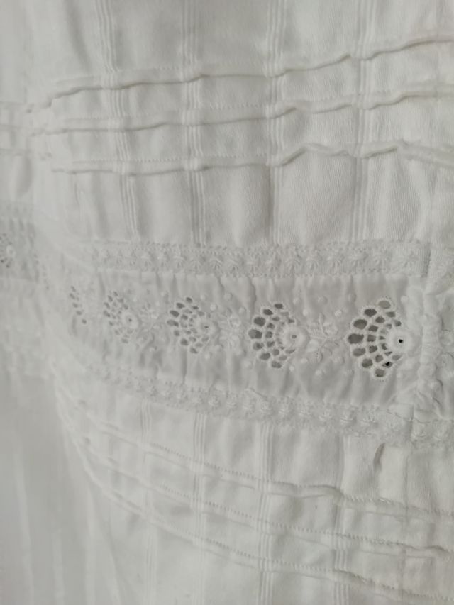 Antigua enagua tupida, con cenefa y cordoncillo.