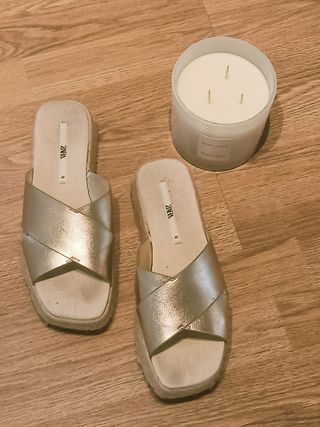 Sandalias Zara doradas de segunda mano en WALLAPOP