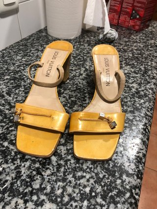 Sandalias de tacón amarillas de segunda mano en WALLAPOP