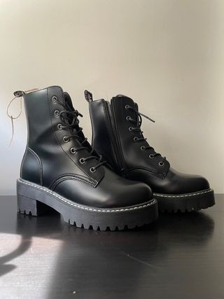 Botas militares estilo Dr Martens de segunda mano por 40 EUR en Granada en  WALLAPOP