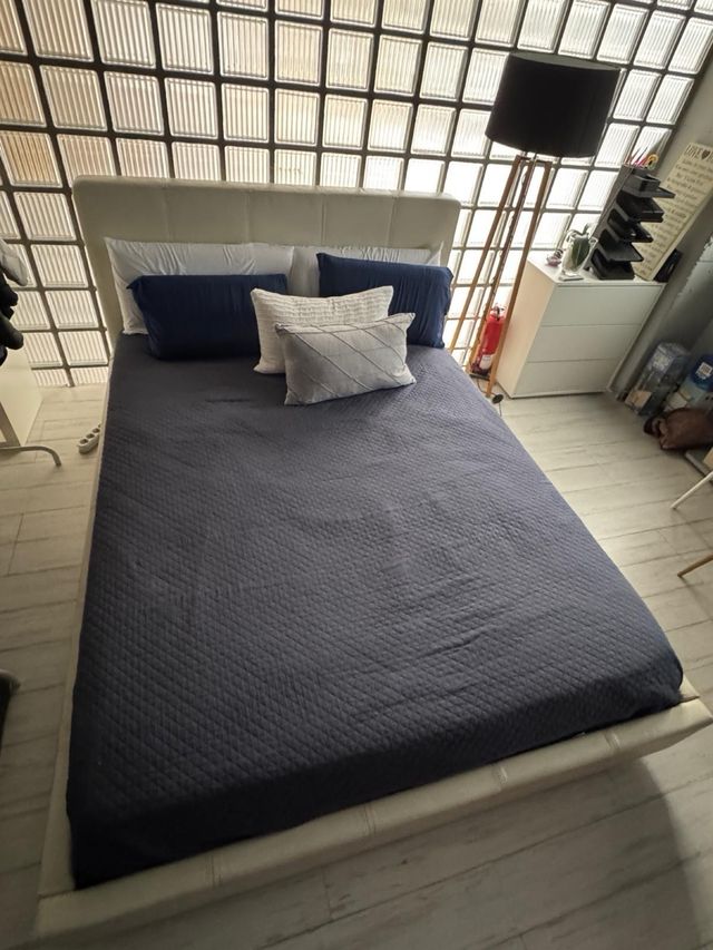 IKEA mueble de cama y cabecera de cuero blanco