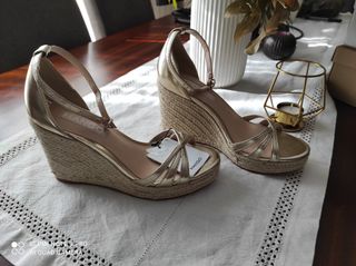 Sandalias cuña doradas Mango de segunda mano por 20 EUR en Vilar de Calo en  WALLAPOP