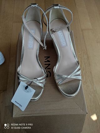 Sandalias cuña doradas Mango de segunda mano por 20 EUR en Vilar de Calo en  WALLAPOP