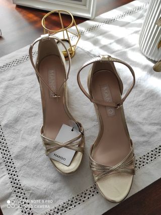Sandalias cuña doradas Mango de segunda mano por 20 EUR en Vilar de Calo en  WALLAPOP