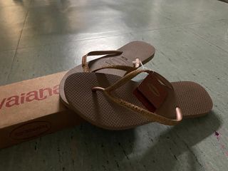 Chanclas havaianas doradas de segunda mano por 25 EUR en Santa Coloma de  Gramenet en WALLAPOP