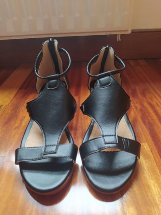 Sandalias negras Talla 42 SIN ESTRENAR de segunda mano por 15 EUR en Bilbao  en WALLAPOP