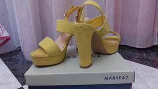 Tacones amarillos marypaz de segunda mano por 7 EUR en Bailén en WALLAPOP