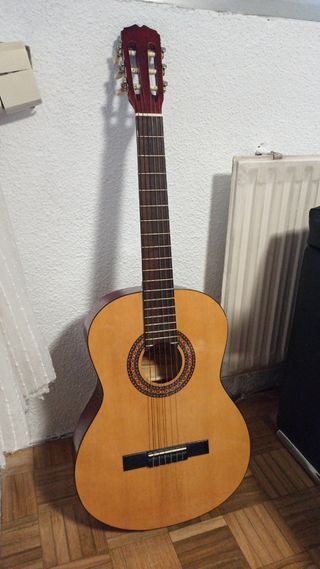 Guitarra Sonora SGN-450 + Funda. NEGOCIABLE de segunda mano por 100 EUR en  San Fernando de Henares en WALLAPOP