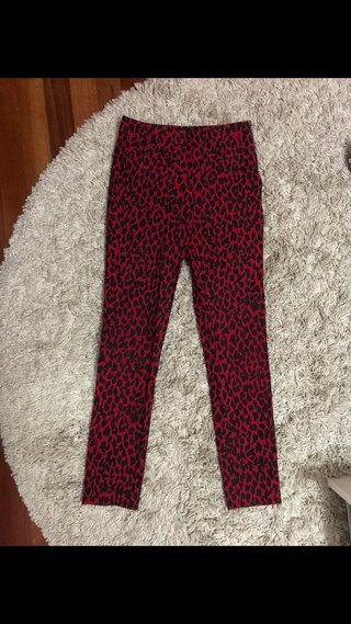 Pantalón leopardo Zara de segunda mano por 5 EUR en Valencia en WALLAPOP
