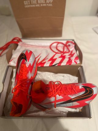 Botas de fútbol nike mercurial superfly8 CR7 rojas de segunda mano por 125  EUR en Residencia Nuestra Señora del Pilar en WALLAPOP