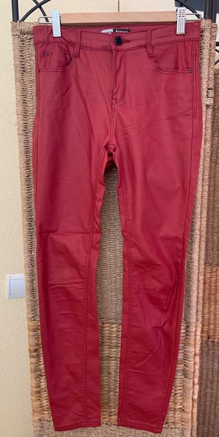 Pantalón encerado Stradivarius de segunda mano por 10 EUR en Huelva en  WALLAPOP