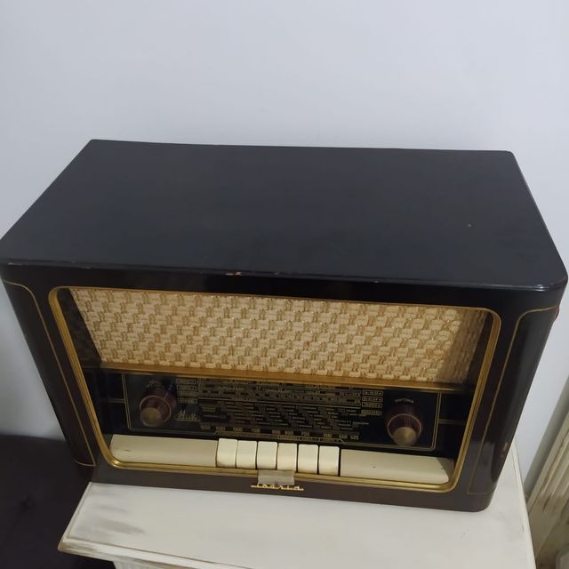 Antiguo aparato de radio Iberia