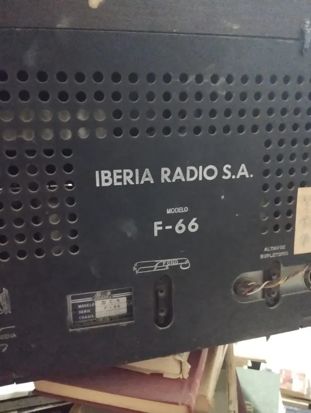 Antiguo aparato de radio Iberia