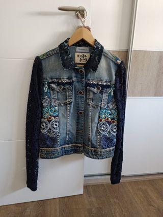 Chaqueta Desigual de segunda mano en El Prat de Llobregat en WALLAPOP