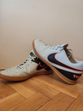 Zapatillas futsal de segunda mano en Madrid en WALLAPOP