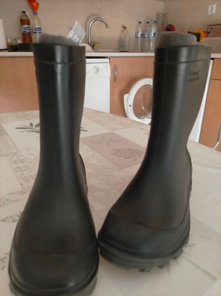 Botas agua Solognac talla 31\\/32 de segunda mano por 4 EUR en La Almunia de  Doña Godina en WALLAPOP