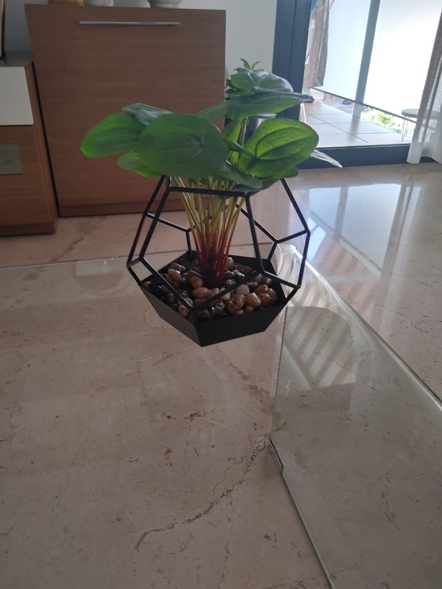 es como un jarrito pero moderno negro con piedrita