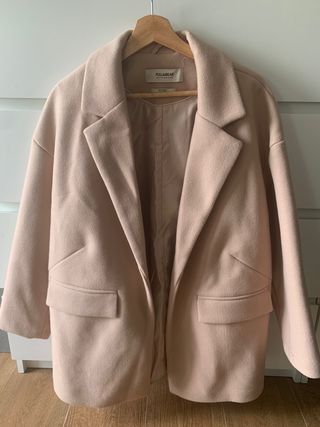 Abrigo oversized talla XS, rosa, sin estrenar de segunda mano por 20 EUR en  Paredes de Asturias en WALLAPOP