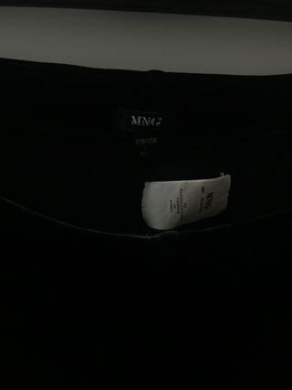 Pantalon terciopelo negro mango de segunda mano por 10 EUR en Girona en  WALLAPOP